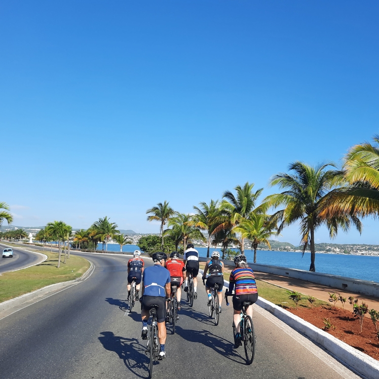 groupe de cyclistes à cuba