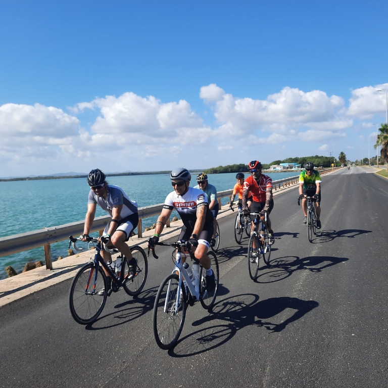 Velo-cuba-experience groupe de cyclistes expérience vélo cuba